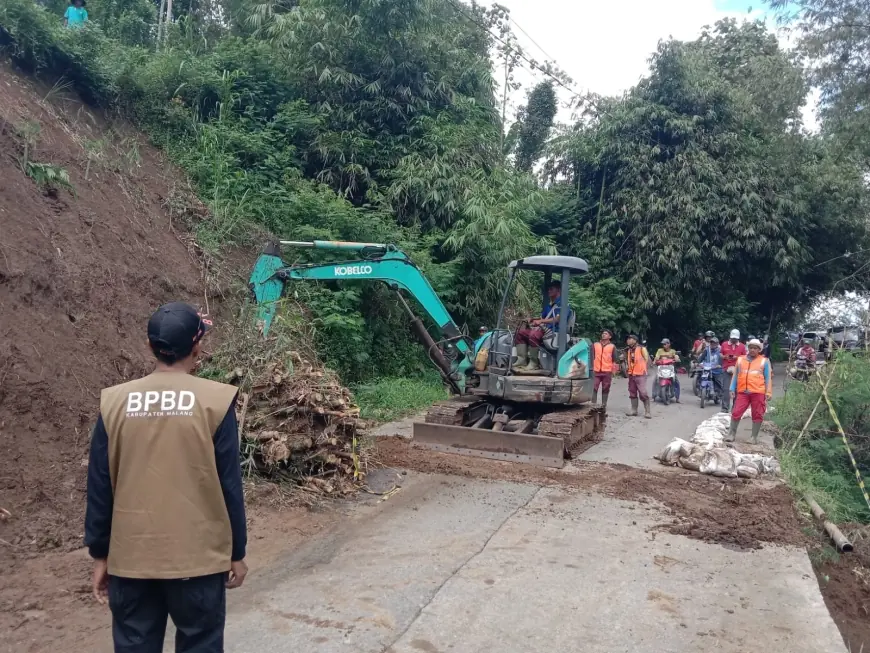 Longsor di Ngantang Malang Sempat Tutupi Jalan, BPBD : Sudah Tertangani, Akses Mulai Normal