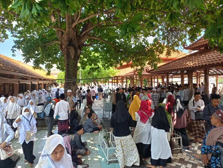 Libur Panjang, Wisata Religi Sunan Gresik Dipadati Pengunjung