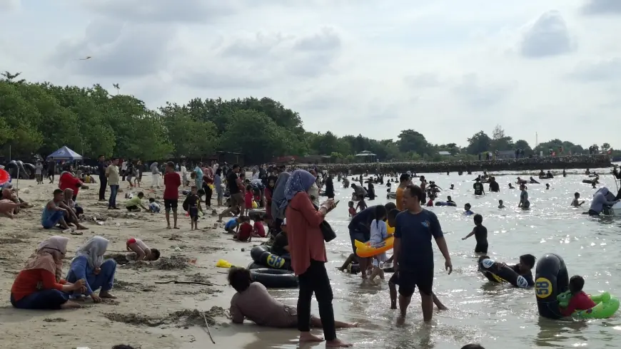 Pesona Pantai Dalegan Gresik, Hamparan Pasir Putih Menghadap Selat Jawa