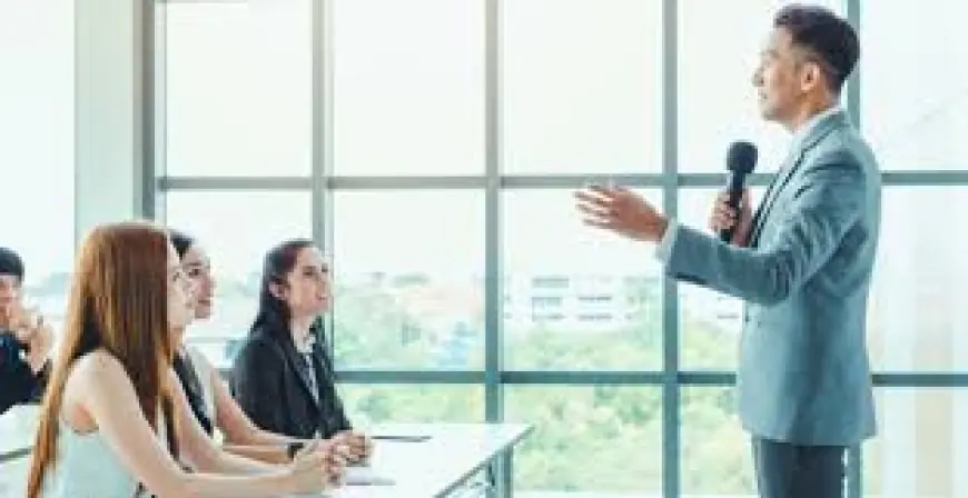 Ingin Jadi Pembicara Andal? Ini Tips agar Tampil Percaya Diri di Depan Publik