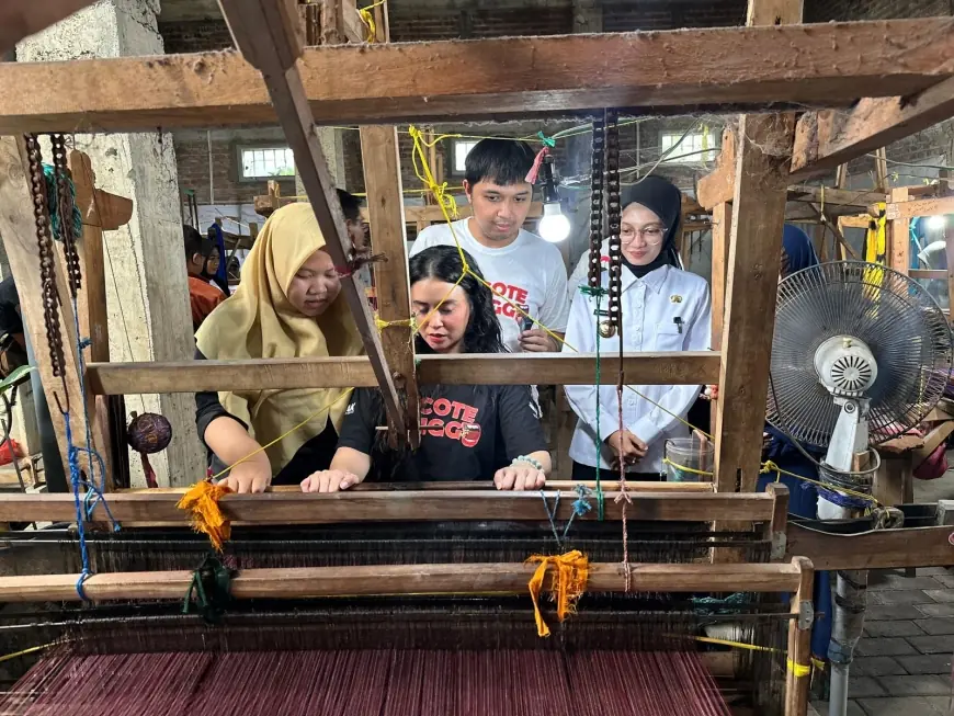 Kenalkan Potensi Kota Kediri, Vinanda Ajak Pemeran Film "Cocote Tonggo" ke Kampung Tenun Ikat Bandar Kidul
