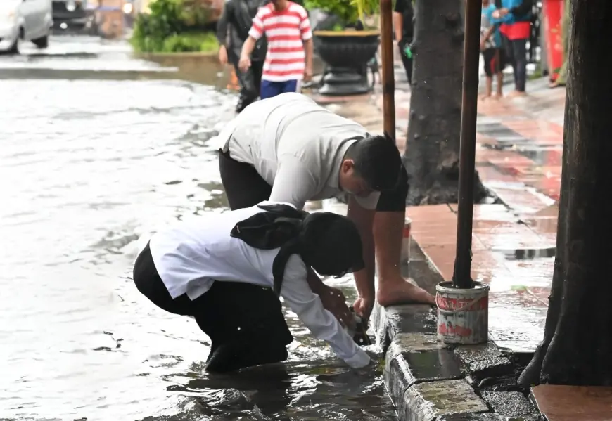 Turun Langsung saat Banjir, Vinanda Pungut Sampah yang Tutup Gorong-Gorong