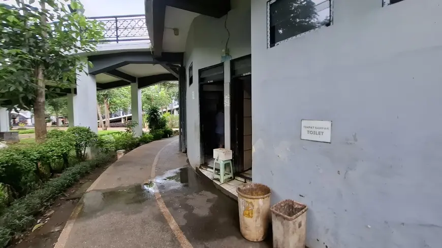 Pengunjung Keluhkan Toilet Alun-alun Gresik Tak Terawat Mirip Kandang Kerbau