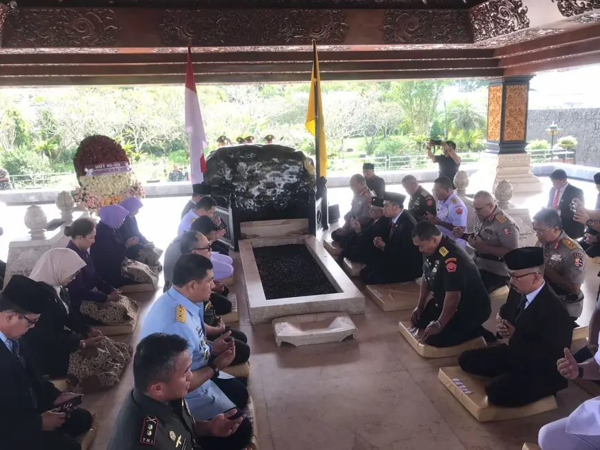 Peringati Hari Jadi ke-60, Gubernur Lemhanas Ziarah ke Makam Bung Karno
