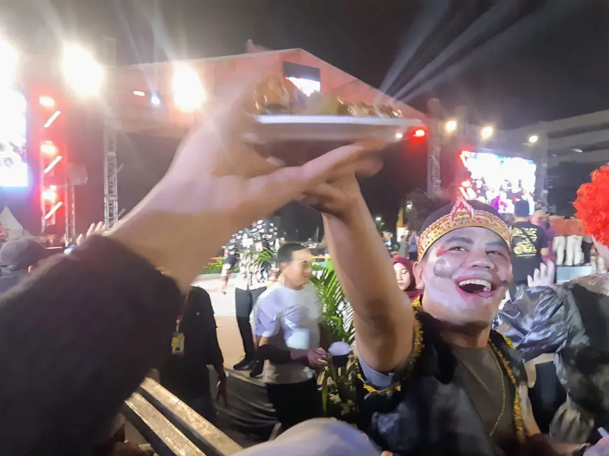 THR Hidup Lagi, Ribuan Warga Padati Surabaya Expo Center dalam Festival Rujak Uleg 2025