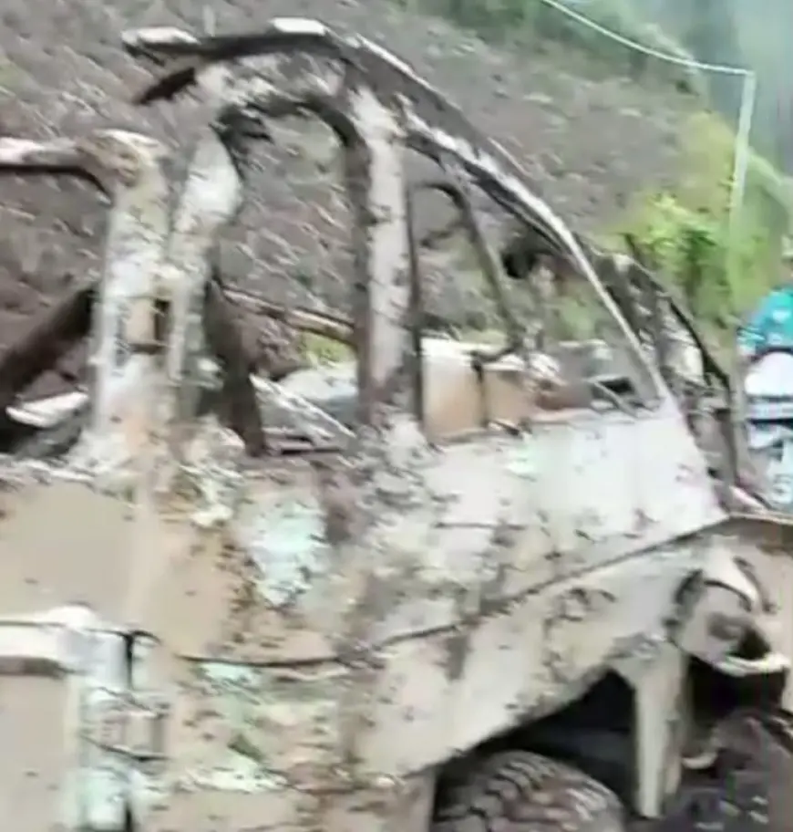 Mobil Jip Jatuh ke Jurang di Jalur Bromo, Sopir Patah Tulang, 5 Penumpang Berhasil Lompat