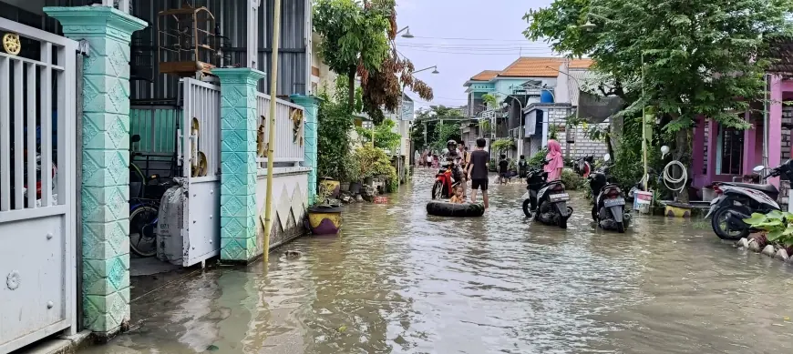 Luapan Sungai Bengawan Solo Merendam Pemukiman Warga di Gresik