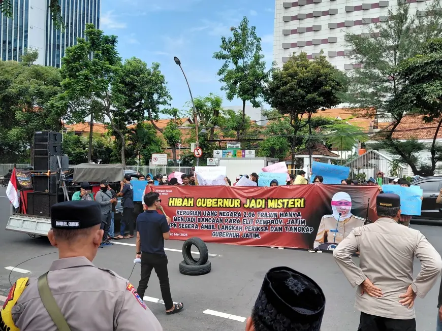 Peringatan Harkitnas di Grahadi Diwarnai Aksi Desak KPK Periksa Gubernur
