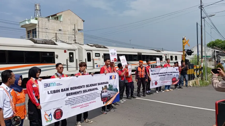 Momen Harkitnas, Warga Blitar Diingatkan Soal Keselamatan saat Melintas di Perlintasan KA Sebidang