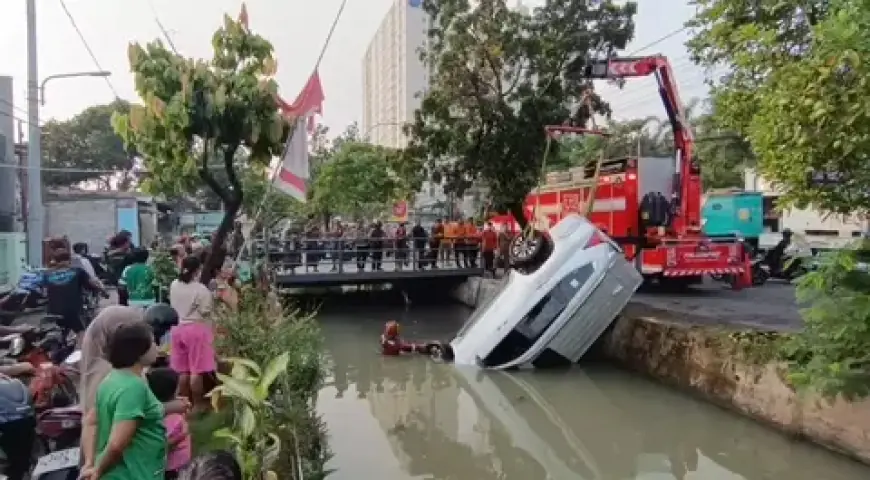 Mobil Pajero di Surabaya Terjun ke Sungai, Pengemudi Langsung Kabur