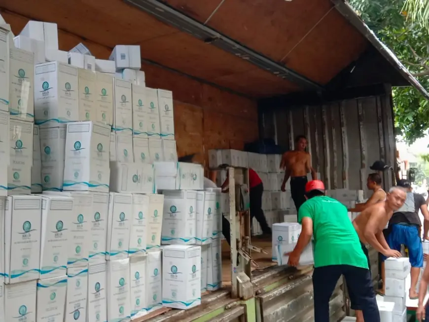 Dibawa Pulang oleh Pesawat Pengantar Jemaah, Begini Proses Pengiriman Air Zamzam ke Embarkasi Surabaya