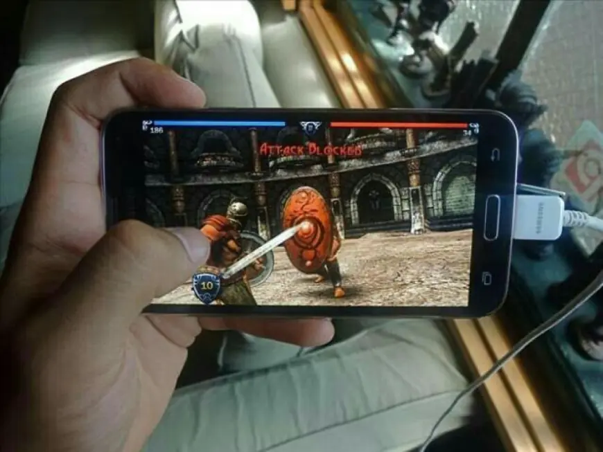 Hati-Hati! Inilah Bahaya Main HP saat Lagi Ngecas