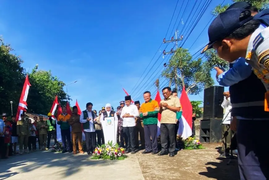 Gubernur Jatim Bersama Bupati Jember Resmikan Jalan Beton Kasiyan-Puger