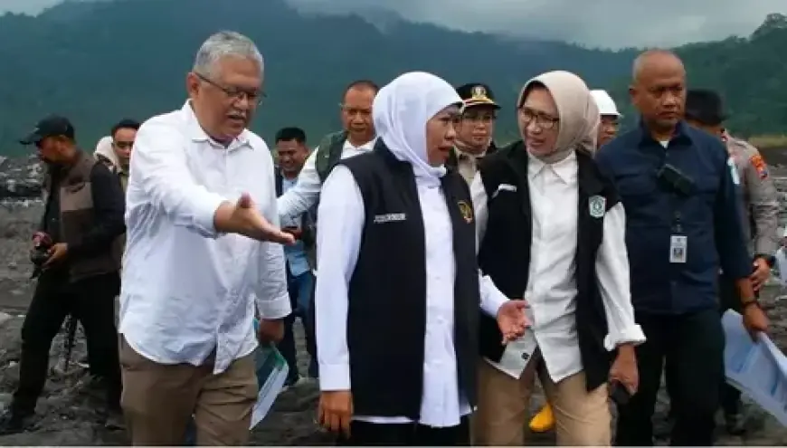 Gubernur Khofifah Tinjau Pembangunan Tanggul Darurat di Lumajang