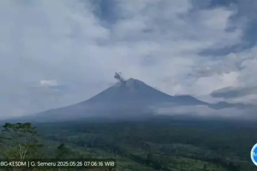 Gunung Semeru Erupsi Tiga Kali, Status Tetap Waspada