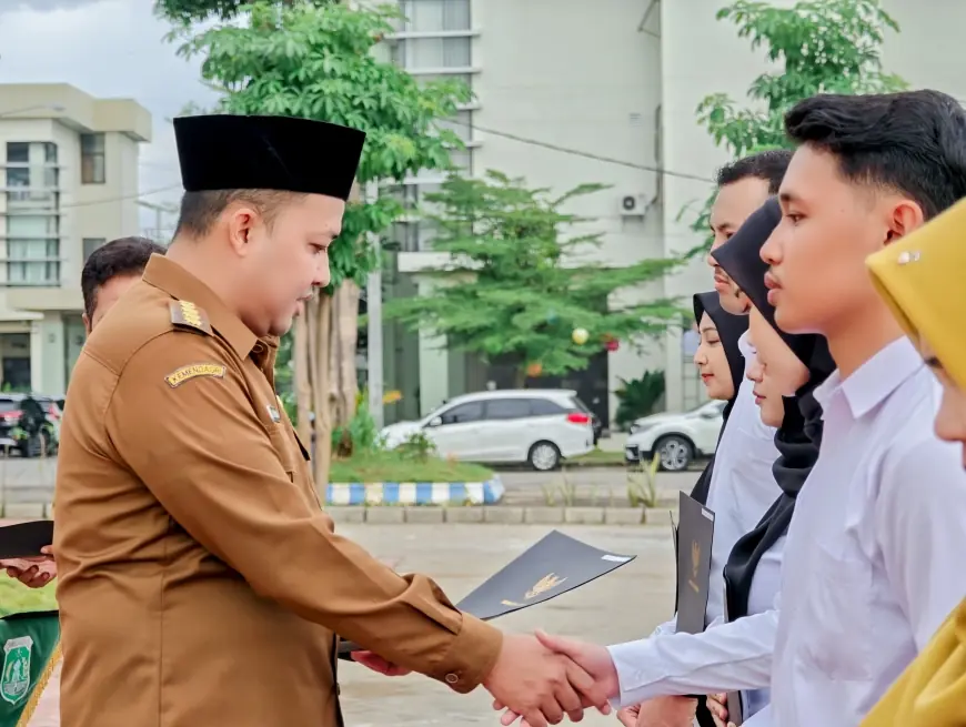 Serahkan Ratusan SK CPNS Formasi 2024, Bupati Pasuruan Minta Pegawai Buang Ego