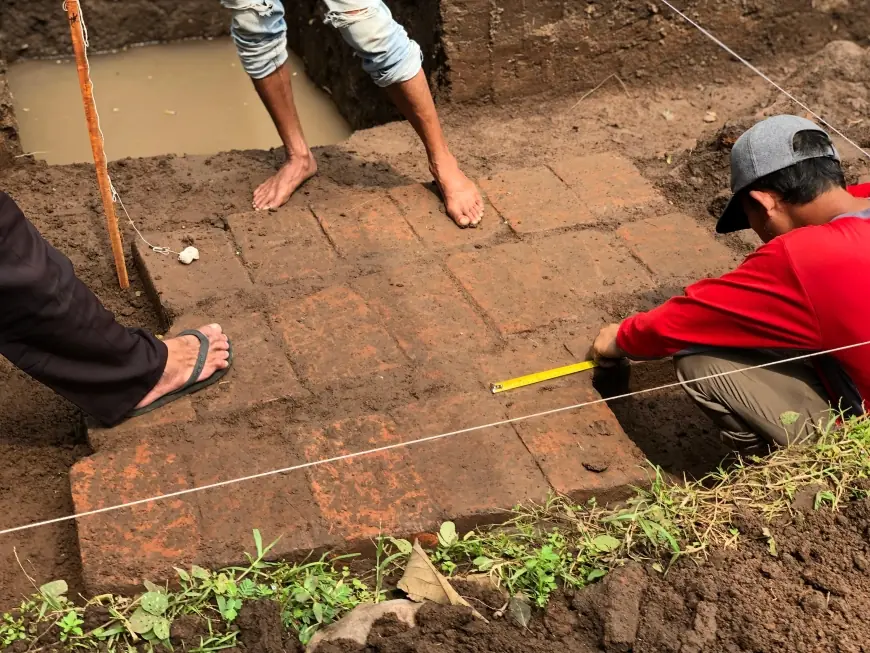 Meski Dihambat Cuaca Ekstrem, Eskavasi Candi di Mojokerto Tetap Berlanjut