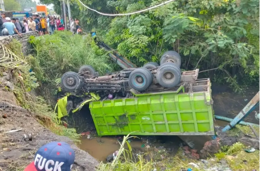 Diduga Rem Blong, Dump Truk Sasak Kendaraan di Jalur Lumajang - Probolinggo, 4 Orang Meninggal