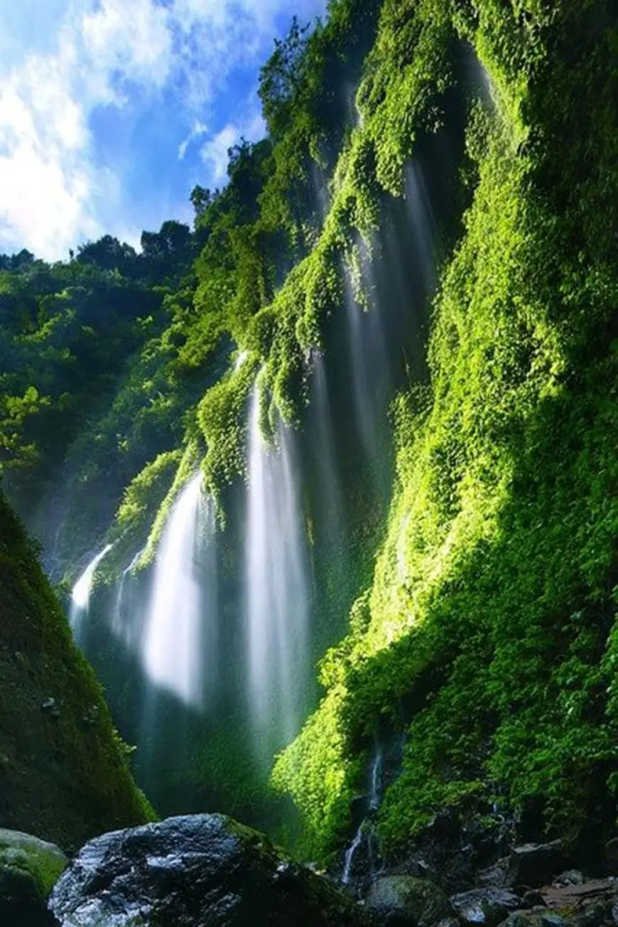 Menjelajahi Air Terjun Madakaripura, Tempat Pertapaan Gadjah Mada yang Legendaris