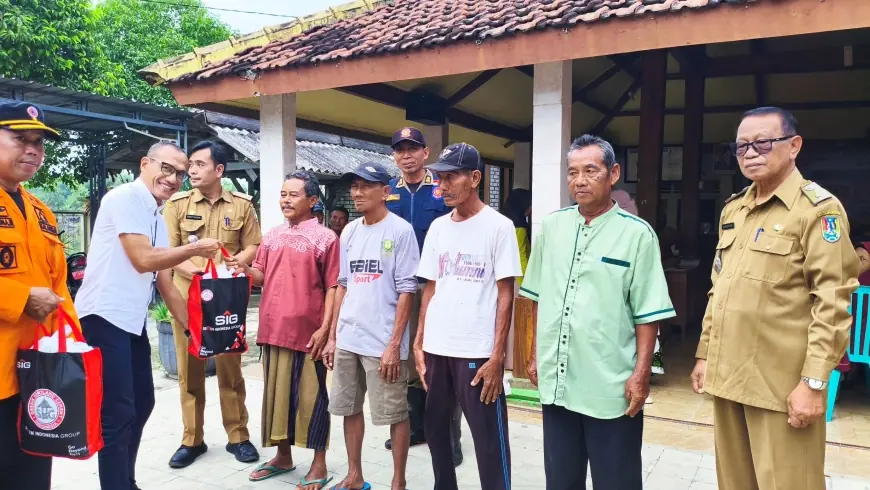 SIG Pabrik Tuban Salurkan Bantuan Sembako untuk Warga Terdampak Banjir Luapan Bengawan Solo