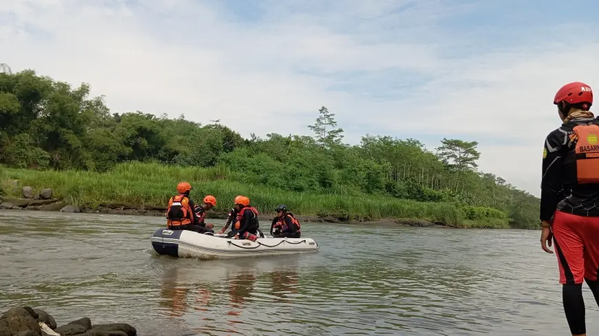 Pencarian Korban Hanyut di Sungai Brantas Blitar Libatkan 35 Petugas dengan 2 Perahu Karet