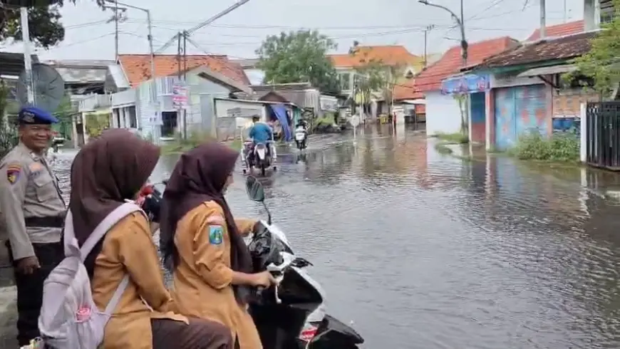 Banjir Rob Setinggi 30 Cm Rendam Sejumlah Wilayah di Pasuruan