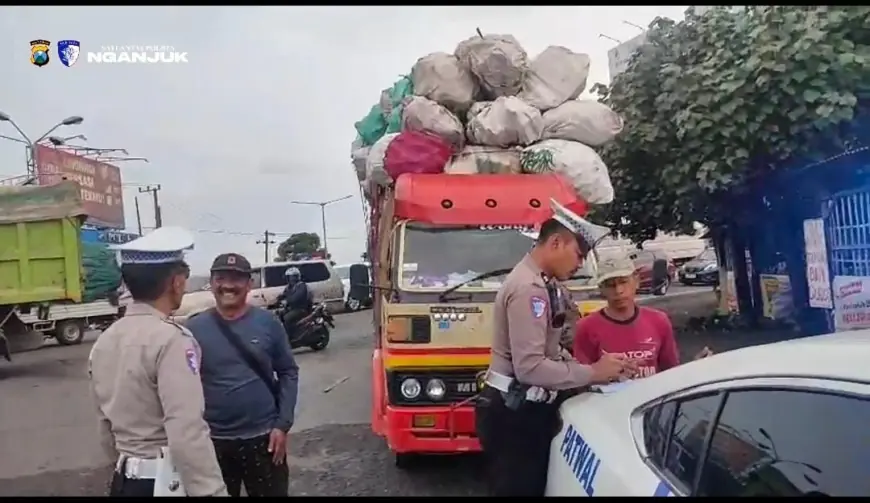 Dinilai Membahayakan, Truk ODOL di Nganjuk Ditilang Polisi