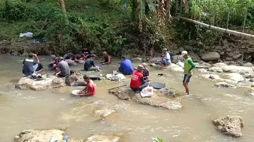 Ada Emas di Sungai Bamban Tulungagung, Warga Ramai-ramai Cari dengan Alat Sederhana