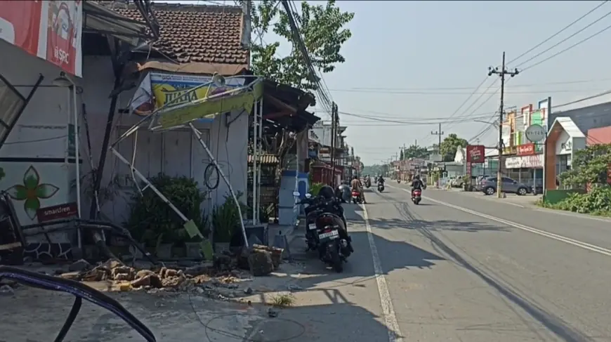 Diduga Mengantuk, Sopir Truk Tabrak Truk Parkir di Jalan Kanigoro Blitar