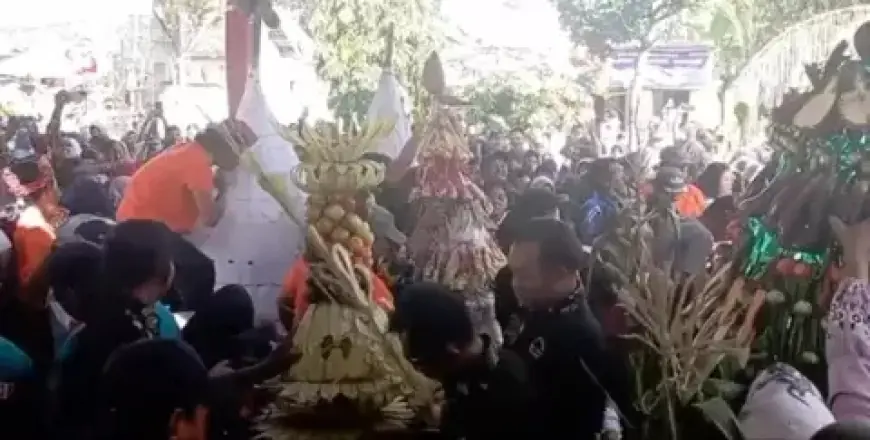 Tradisi Berebut Hasil Bumi Tetap Lestari di Kelurahan Keramat Nganjuk