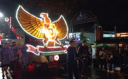 Di Bawah Guyuran Hujan, Kirab Pancasila di Kota Blitar tetap Penuh Makna