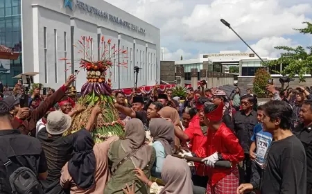 Ngalap Berkah di Kirab Gunungan Lima, Ratusan Pengunjung Makam Bung Karno Berebut Tumpeng