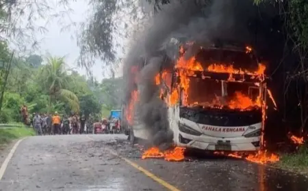 Bus Pahala Kencana Bawa Rokok Ilegal Terbakar di Bangkalan, Tiga Penumpang Selamat