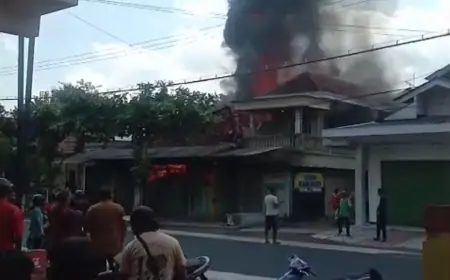 Diduga Korsleting Listrik, Toko Bangunan di Blitar Hangus Terbakar