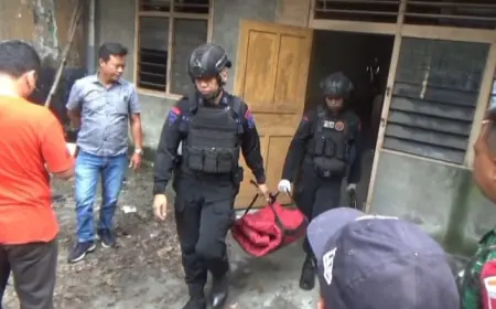Tim Gegana  Evakuasi Granat Temuan  Warga Tuban dari Rumah Kosong
