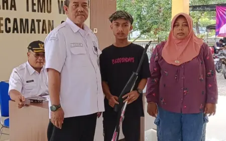 Camat Silo Serahkan Bantuan Sembako dan Alat Bantu bagi Penyandang Disabilitas