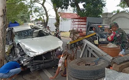 Diduga Sopir Mengantuk, Mobil Innova dan Truk Adu Moncong di Blitar