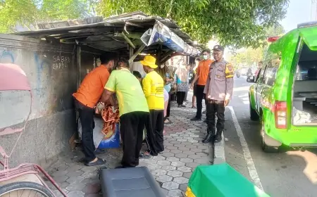 Lansia Pengayuh Becak di Gresik Tewas di Trotoar
