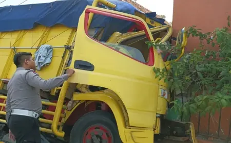 Truk Muatan Beras Seruduk Pagar Rumah di Jombang, Diduga Sopir Mengantuk