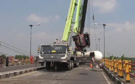 Truk Tangki LPG Terguling di Jembatan Sungai Brantas Sidoarjo, Evakuasi Makan Waktu 10 Jam