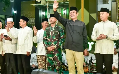 Bupati Lamongan Yuhronur Efendi Lepas Takbir Keliling Sambut Iduladha 1446 H