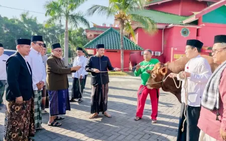 Bupati Pasuruan Serahkan Ratusan Hewan Kurban untuk Masjid dan Pondok Pesantren