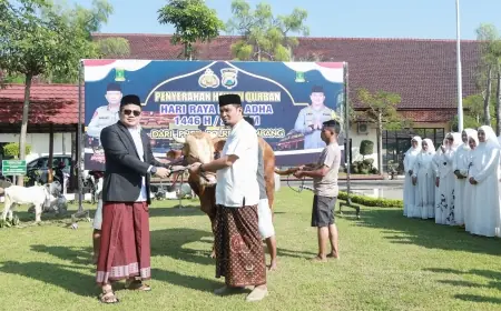 Iduladha 2025, Polres Jombang Bagikan 32 Ekor Hewan Kurban ke Pesantren dan Warga