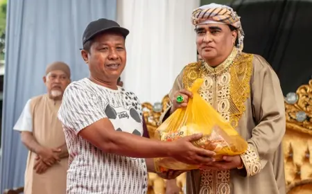 Dimas Kanjeng Bagikan Ribuan Paket Daging dan Sembako kepada Warga
