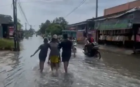 Banjir di Peterongan Jombang Sebabkan Macet dan Kendaraan Mogok