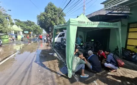 Banyak Motor Mogok Imbas Banjir, Pelajar SMK di Gresik Insisiatif Sediakan Servis Gratis
