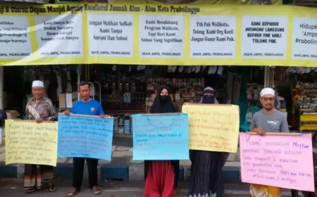 Pedagang Perlengkapan Haji dan Umrah di Depan Masjid Kota Probolinggo Menolak Direlokasi