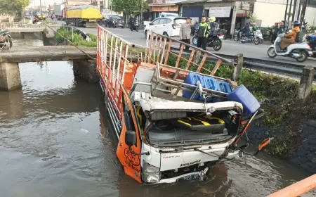 Truk Bermuatan Ayam di Jombang Nyebur ke Sungai, Diduga Sopir Hilang Konsentrasi
