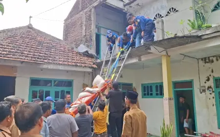 Dramatis, Damkar Tulungagung Evakuasi Jenazah Warga yang Meninggal di Lantai Dua
