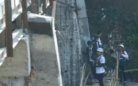 Warga Probolinggo Bangun Jembatan Darurat, Bupati Haris Turun Tangan